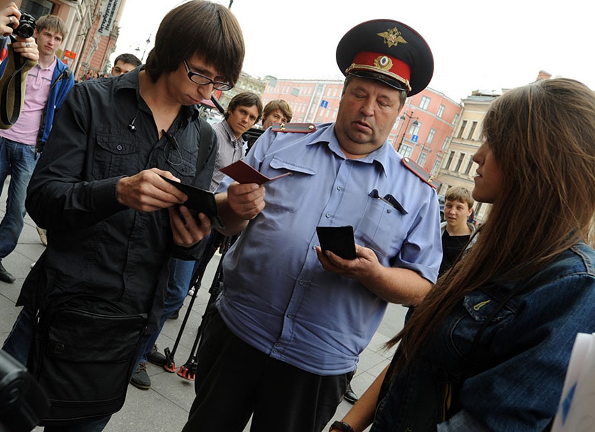 Имеет ли право полиция проверять телефон: разъяснения юриста