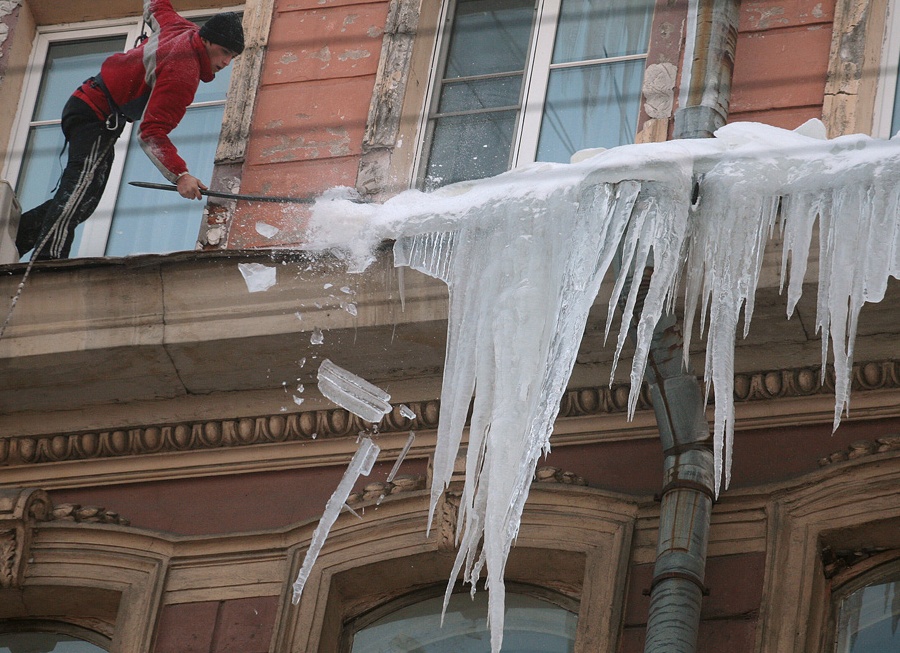 Упал снег или сосулька на голову? Если остались живы, то рассказываю как получить компенсацию